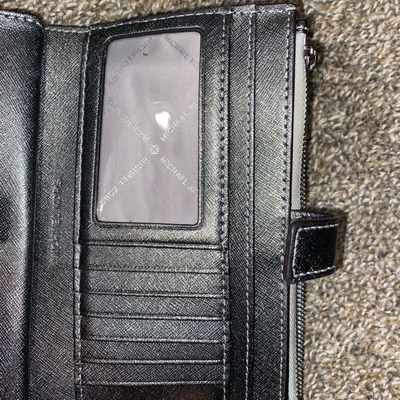 silver michael kors wallet - Picture 4 of 8